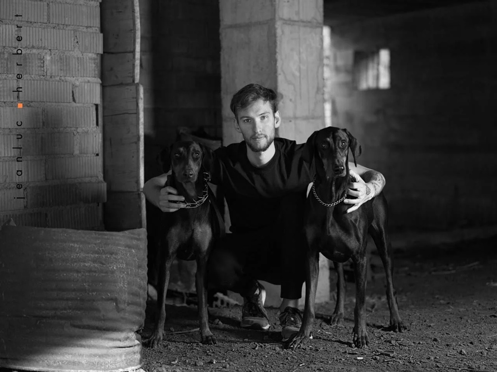 TM-Securedog E.D.L.A, accompagné de Prodigi Advisor, travaille à la rééducation et au dressage canin afin de renforcer le lien entre les chiens et leurs propriétaires.
